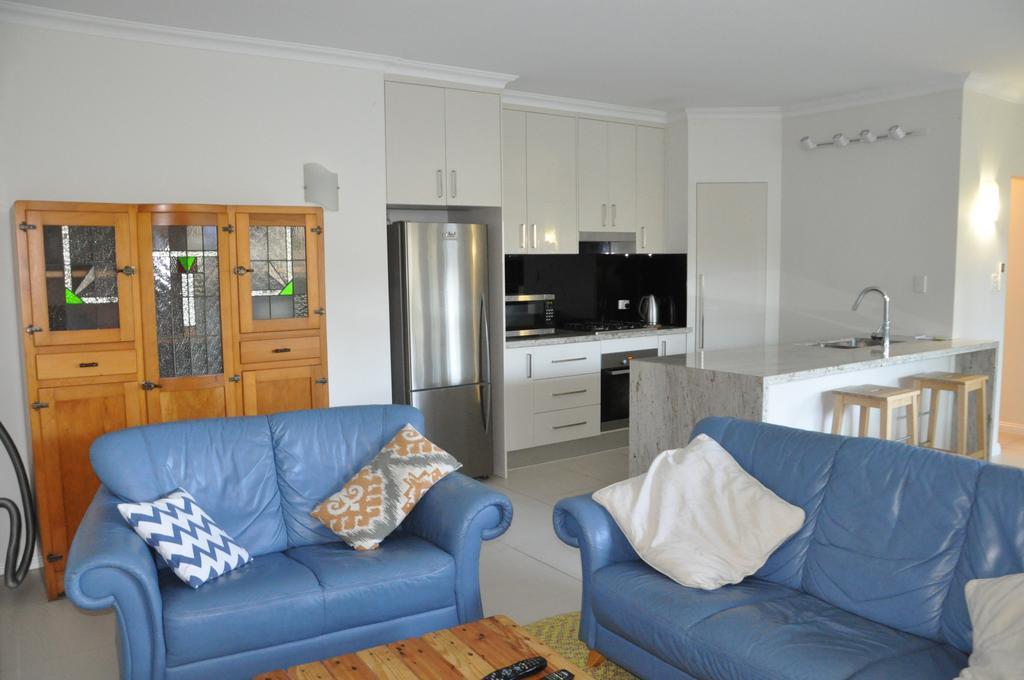 Modern 3 Bedroom Apartment In Traditional Queenslander , Patio, Leafy Yard, Pool Brisbane Exterior foto